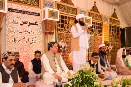 نورپور شاہاں میں بری امام سرکارؒ کے عرس کی محفل میں عقیدت مند شریک