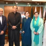 عاطف اکرام شیخ اور مشعال حسین ملک ملاقات کے دوران گفتگو کر رہے ہیں