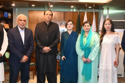 عاطف اکرام شیخ اور مشعال حسین ملک ملاقات کے دوران گفتگو کر رہے ہیں