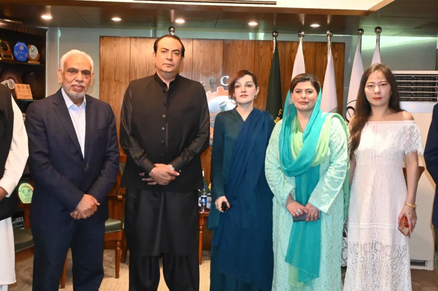 عاطف اکرام شیخ اور مشعال حسین ملک ملاقات کے دوران گفتگو کر رہے ہیں