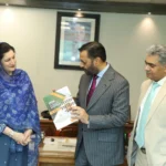 ڈاکٹر سیدہ راشدہ بتول وفاقی وزیر صحت کو سالانہ جرنل بک پیش کرتے ہوئے