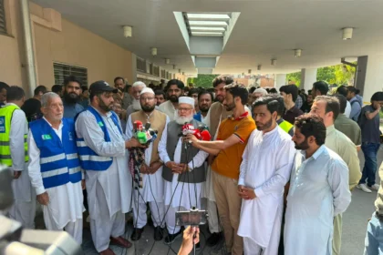 نصراللہ رندھاوا اور لیاقت بلوچ پمز ہسپتال کے دورے کے موقع پر