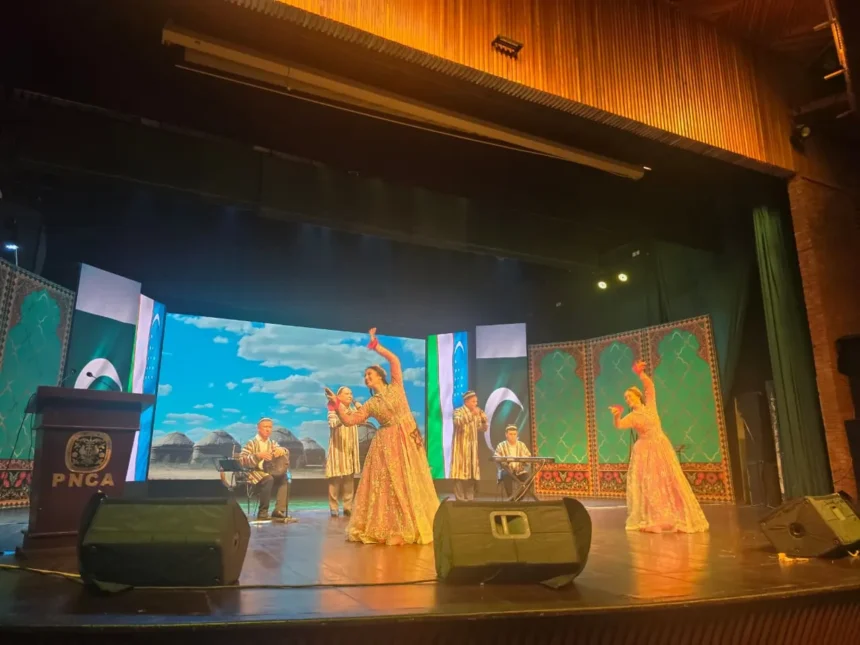 اسلام آباد میں پاکستان ازبکستان دوستی کے ثقافتی کنسرٹ میں ازبک فنکار پرفارم کر رہے ہیں