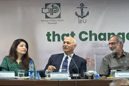 سینیٹر مشاہد حسین سید اسلام آباد میں نائن الیون کے اثرات پر خطاب کر رہے ہیں