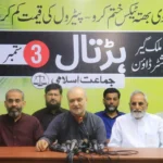 حافظ نعیم الرحمن ادارہ نورحق کراچی میں پریس کانفرنس کرتے ہوئے