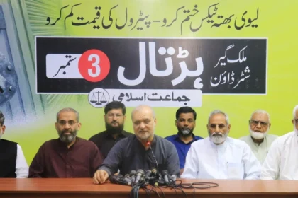حافظ نعیم الرحمن ادارہ نورحق کراچی میں پریس کانفرنس کرتے ہوئے