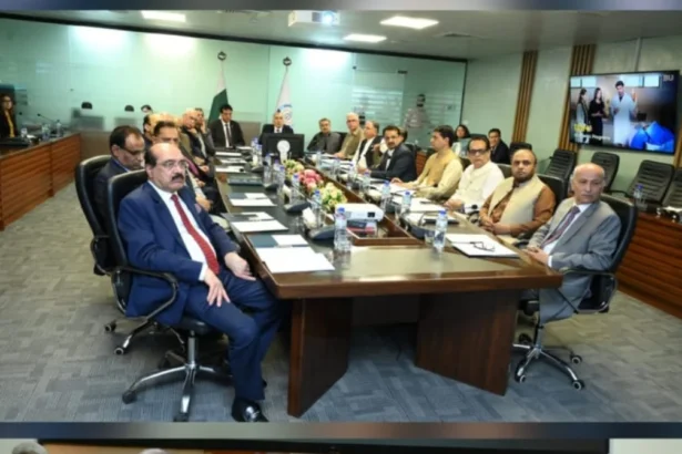 بحرہ یونیورسٹی اسلام آباد میں وائس چانسلرز اور ریکٹرز کے چوتھے ماہانہ فورم کے شرکاء