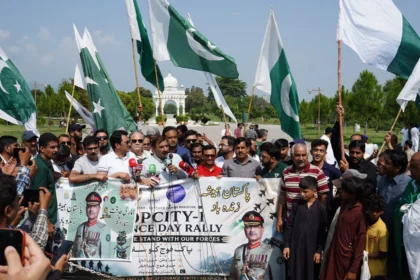 اسلام آباد میں یوم دفاع کے موقع پر ٹاپ سٹی ون کی موٹر ریلی میں شریک گاڑیاں