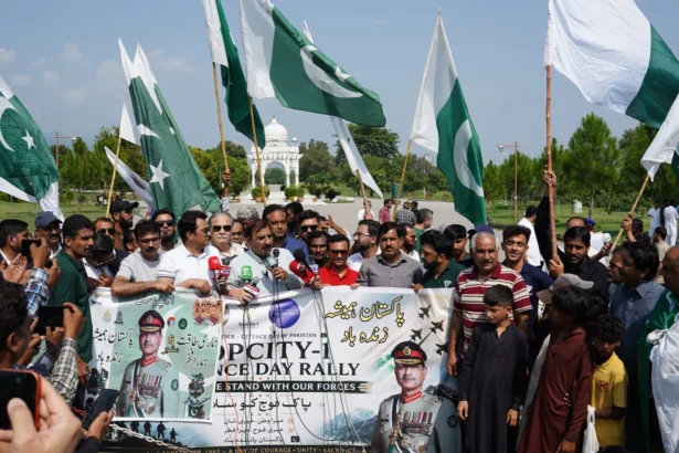 اسلام آباد میں یوم دفاع کے موقع پر ٹاپ سٹی ون کی موٹر ریلی میں شریک گاڑیاں