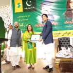 پاکستان عوامی قوت کی تقریب حلف برداری میں آسمہ بٹ کو پارٹی پرچم پیش کیا جا رہا ہے