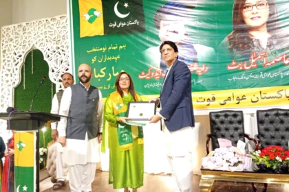 پاکستان عوامی قوت کی تقریب حلف برداری میں آسمہ بٹ کو پارٹی پرچم پیش کیا جا رہا ہے