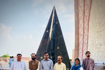 رائزنگ پاکستان فورم کے اجلاس میں قائداعظم کے یوم وفات پر شرکا گفتگو کر رہے ہیں
