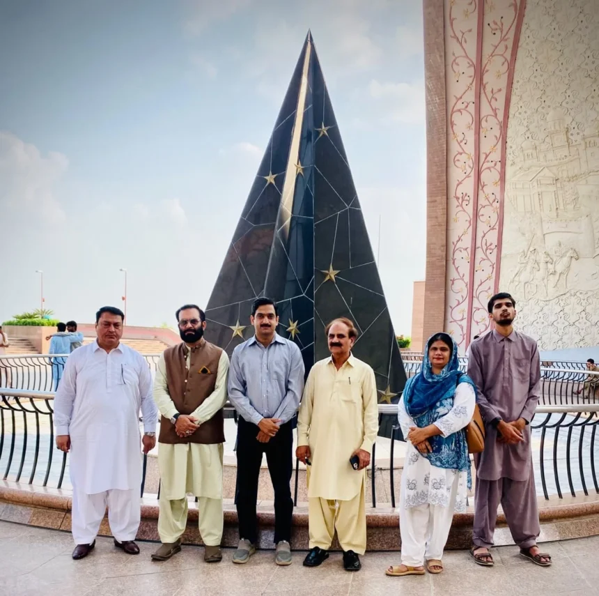رائزنگ پاکستان فورم کے اجلاس میں قائداعظم کے یوم وفات پر شرکا گفتگو کر رہے ہیں