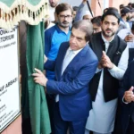 وفاقی وزیر محمد حنیف عباسی بارانی زرعی یونیورسٹی راولپنڈی میں آڈیٹوریم کا افتتاح کرتے ہوئے
