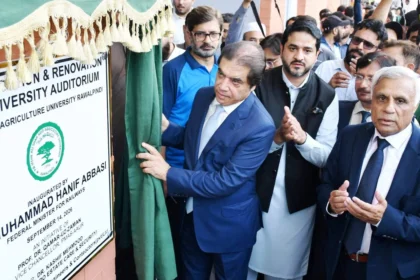 وفاقی وزیر محمد حنیف عباسی بارانی زرعی یونیورسٹی راولپنڈی میں آڈیٹوریم کا افتتاح کرتے ہوئے