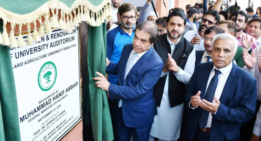 وفاقی وزیر محمد حنیف عباسی بارانی زرعی یونیورسٹی راولپنڈی میں آڈیٹوریم کا افتتاح کرتے ہوئے