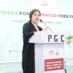 اسلام آباد میں سپارک کے سیشن کے دوران نوجوان تمباکو فری مستقبل کے لیے پٹیشن پر دستخط کر رہے ہیں