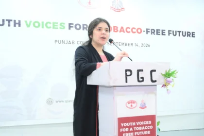اسلام آباد میں سپارک کے سیشن کے دوران نوجوان تمباکو فری مستقبل کے لیے پٹیشن پر دستخط کر رہے ہیں