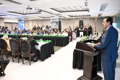 چیئرمین سینیٹ سید یوسف رضا گیلانی ہجرتی نظم و نسق کے پارلیمانی مکالمے سے خطاب کرتے ہوئے