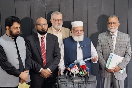 نائب امیر جماعت اسلامی لیاقت بلوچ مذاکرات کے بعد میڈیا سے گفتگو کرتے ہوئے