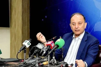 ڈاکٹر مصدق ملک فیول ریلیف اسکیم سے متعلق پریس کانفرنس کر رہے ہیں