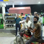 وفاقی وزیر آئی ٹی شزا فاطمہ خواجہ پیٹرول پمپ پر شہریوں سے گفتگو کر رہی ہیں