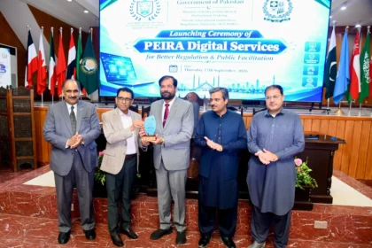 وفاقی وزیر ڈاکٹر خالد مقبول صدیقی پیرا ڈیجیٹل سروسز کی تقریب سے خطاب کر رہے ہیں
