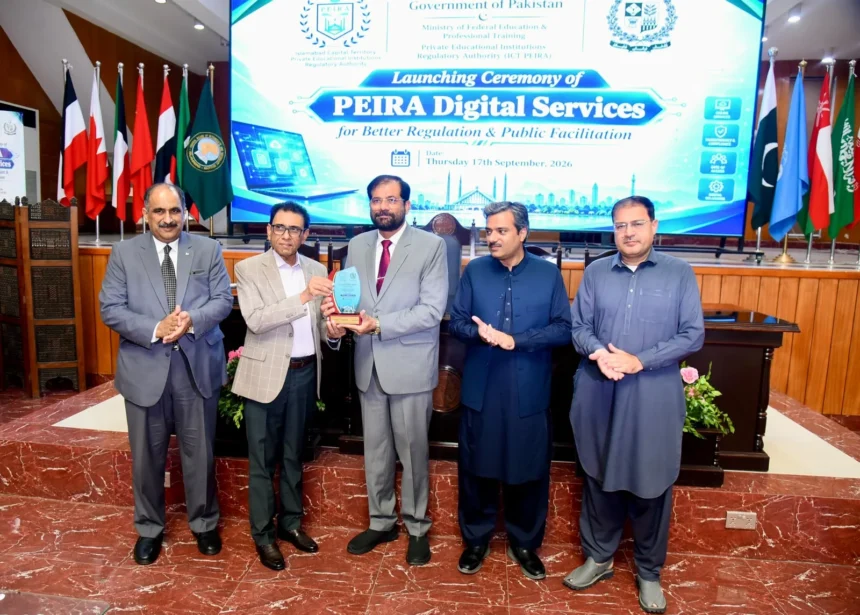 وفاقی وزیر ڈاکٹر خالد مقبول صدیقی پیرا ڈیجیٹل سروسز کی تقریب سے خطاب کر رہے ہیں