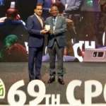 اسپیکر قومی اسمبلی سردار ایاز صادق گرین میس ایوارڈ وصول کرتے ہوئے