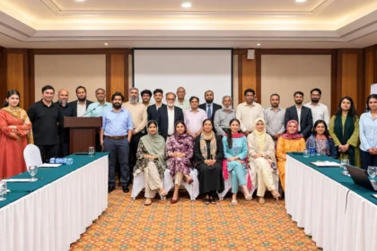 فیصل آباد میں ٹیکسٹائل شعبے اور توانائی پالیسی پر ADS مکالمے کے شرکا