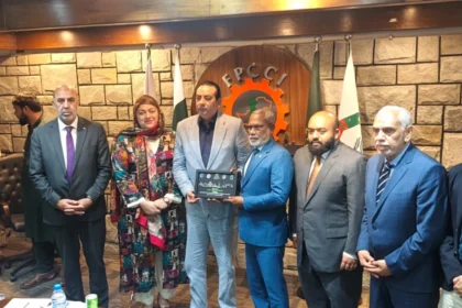 مالدیپ کے اسپیکر عبدالرحیم عبداللہ ایف پی سی سی آئی کیپیٹل آفس میں اجلاس کے دوران
