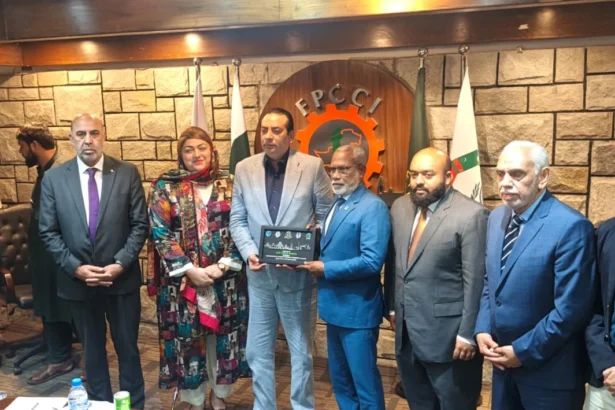 مالدیپ کے اسپیکر عبدالرحیم عبداللہ ایف پی سی سی آئی کیپیٹل آفس میں اجلاس کے دوران
