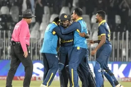 راولپنڈی ون ڈے میں سری لنکن بیٹر انگلینڈ کے خلاف شاٹ کھیلتے ہوئے