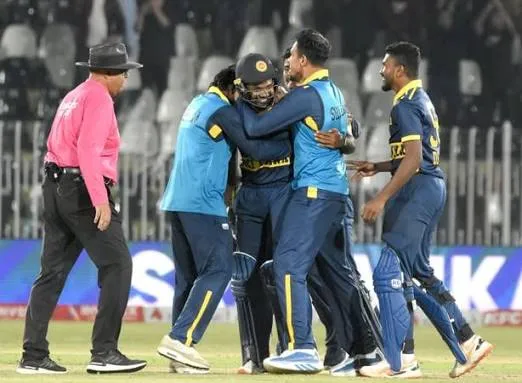 راولپنڈی ون ڈے میں سری لنکن بیٹر انگلینڈ کے خلاف شاٹ کھیلتے ہوئے