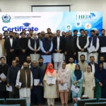 ایگزیکٹو ڈائریکٹر ایچ ای سی ڈاکٹر ضیا الحق SAP S/4HANA تربیت مکمل کرنے والے اہلکار کو سرٹیفکیٹ دے رہے ہیں