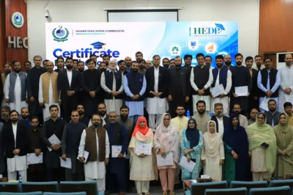 ایگزیکٹو ڈائریکٹر ایچ ای سی ڈاکٹر ضیا الحق SAP S/4HANA تربیت مکمل کرنے والے اہلکار کو سرٹیفکیٹ دے رہے ہیں
