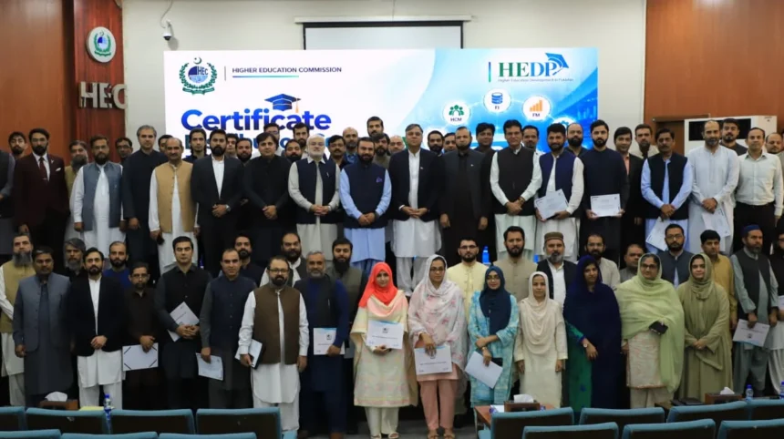 ایگزیکٹو ڈائریکٹر ایچ ای سی ڈاکٹر ضیا الحق SAP S/4HANA تربیت مکمل کرنے والے اہلکار کو سرٹیفکیٹ دے رہے ہیں
