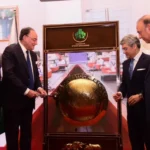 وزیر خزانہ محمد اورنگزیب پاکستان اسٹاک ایکسچینج کراچی میں گونگ تقریب سے خطاب کرتے ہوئے