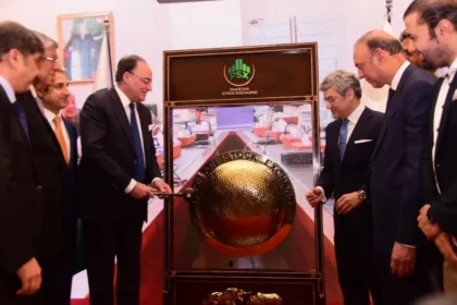 وزیر خزانہ محمد اورنگزیب پاکستان اسٹاک ایکسچینج کراچی میں گونگ تقریب سے خطاب کرتے ہوئے