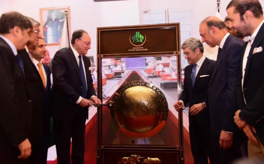 وزیر خزانہ محمد اورنگزیب پاکستان اسٹاک ایکسچینج کراچی میں گونگ تقریب سے خطاب کرتے ہوئے
