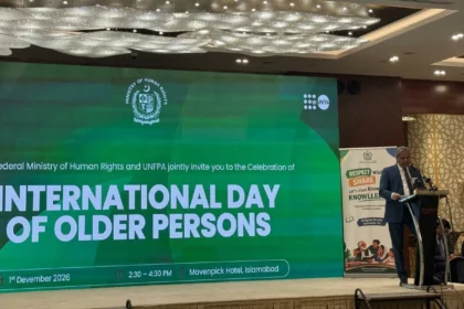 اسلام آباد میں عالمی یوم بزرگ شہریوں کی تقریب سے سینیٹر اعظم نذیر تارڑ خطاب کر رہے ہیں
