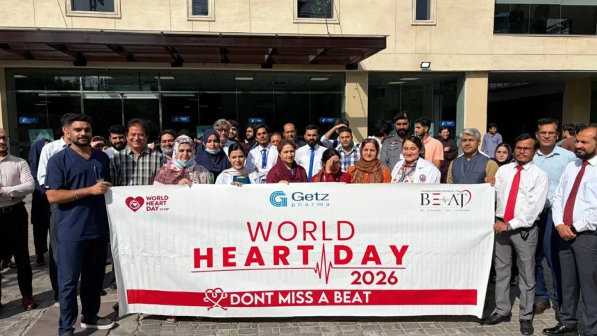 عالمی یوم قلب پر شہریوں کا بلڈ پریشر چیک کیا جا رہا ہے