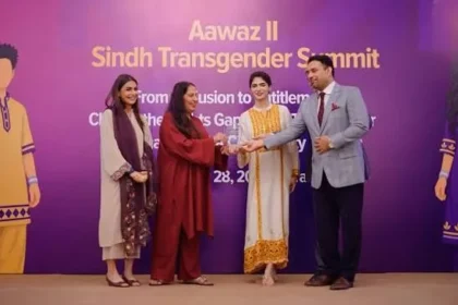 کراچی میں سندھ ٹرانس جینڈر سمٹ کے شرکا خواجہ سرا برادری کے حقوق پر گفتگو کرتے ہوئے