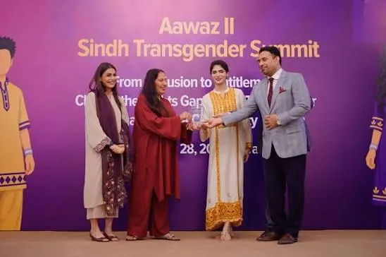 کراچی میں سندھ ٹرانس جینڈر سمٹ کے شرکا خواجہ سرا برادری کے حقوق پر گفتگو کرتے ہوئے