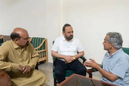 ڈاکٹر محمد امجد سے اقلیتی ونگ کے رہنماؤں ارشد گل اور بشارت جذبی کی ملاقات
