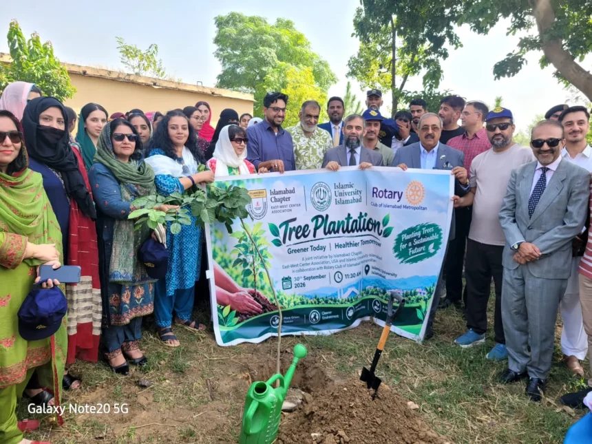 بین الاقوامی اسلامی یونیورسٹی اسلام آباد میں ای ڈبلیو سی اے اور روٹری کلب کی شجرکاری مہم کے شرکا
