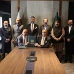 اے بی ایچ آئی مائیکرو فنانس بینک اور آر سی سی آئی کے نمائندے مفاہمت کی یادداشت پر دستخط کرتے ہوئے