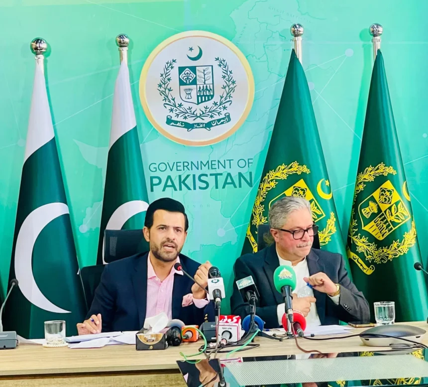 بیرسٹر دانیال چودھری اختیار ولی خان کے ہمراہ پریس کانفرنس کرتے ہوئے