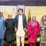 ڈاکٹر محمد حنیف مغل مختلف شعبہ ہائے زندگی سے تعلق رکھنے والے افراد سے ملاقات میں گفتگو کرتے ہوئے