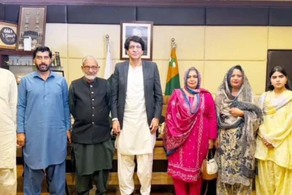 ڈاکٹر محمد حنیف مغل مختلف شعبہ ہائے زندگی سے تعلق رکھنے والے افراد سے ملاقات میں گفتگو کرتے ہوئے